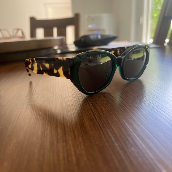 PARED EYEWEAR
PARED EYEWEAR DIAMONDS & PEARLS SUNGLASSES - Picture 8 of 11